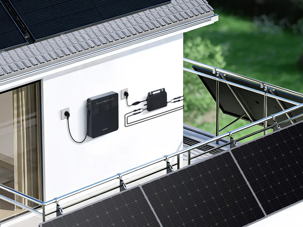Venus E Mini op een balkon met zonnepanelen